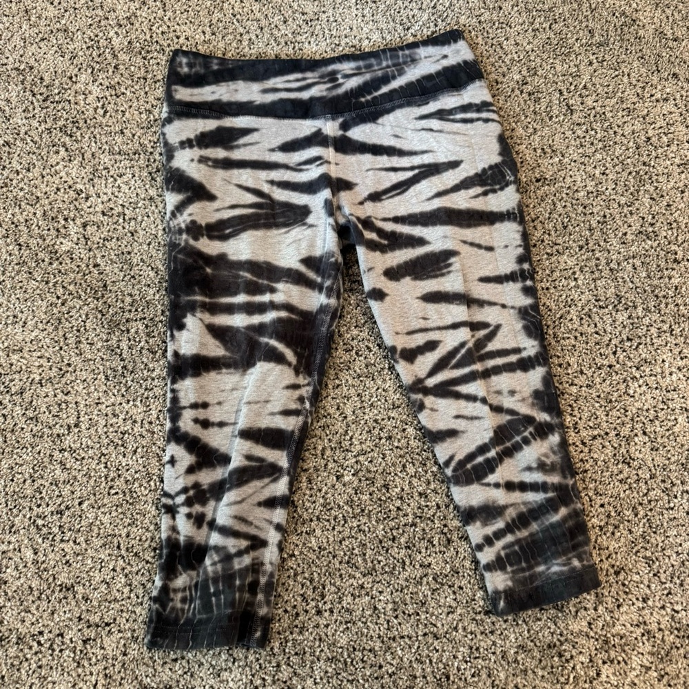 Grey tie-dye style Nike DRI-FIT cropped yoga pants/leggings in size large women